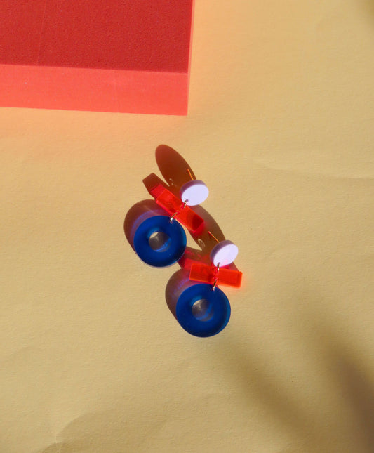 Stop Ohrringe mit Edelstahl Steckern in flieder neon blau