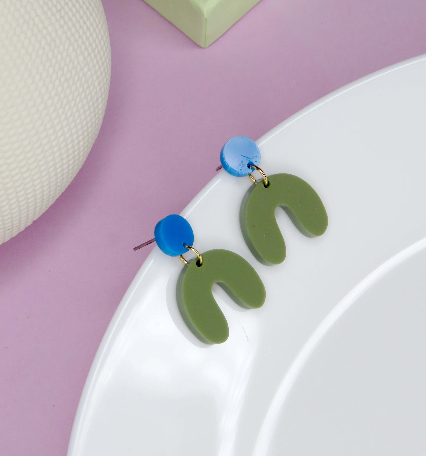 Kleine Arch Bogen Ohrringe in azurblau olive