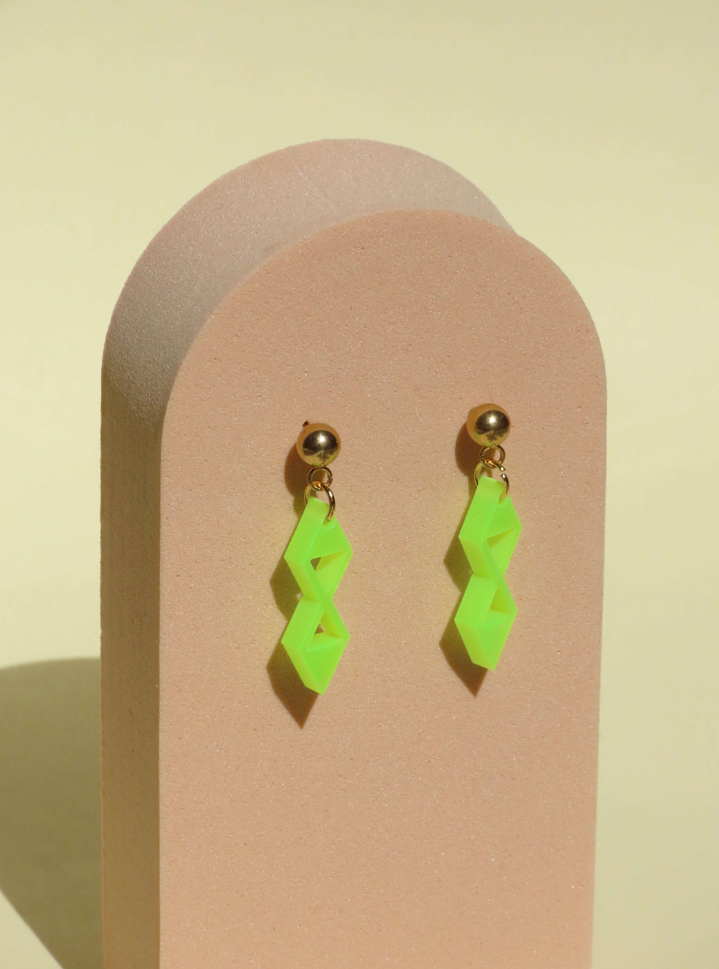 Geometrische Neon Acryl Ohrstecker – Einzigartige Doppelraute in Gelb-Grün