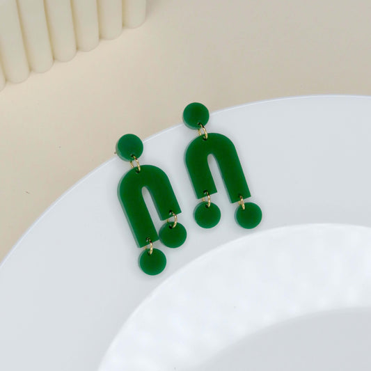 Mismatch Ohrringe aus Acryl in froschgrün