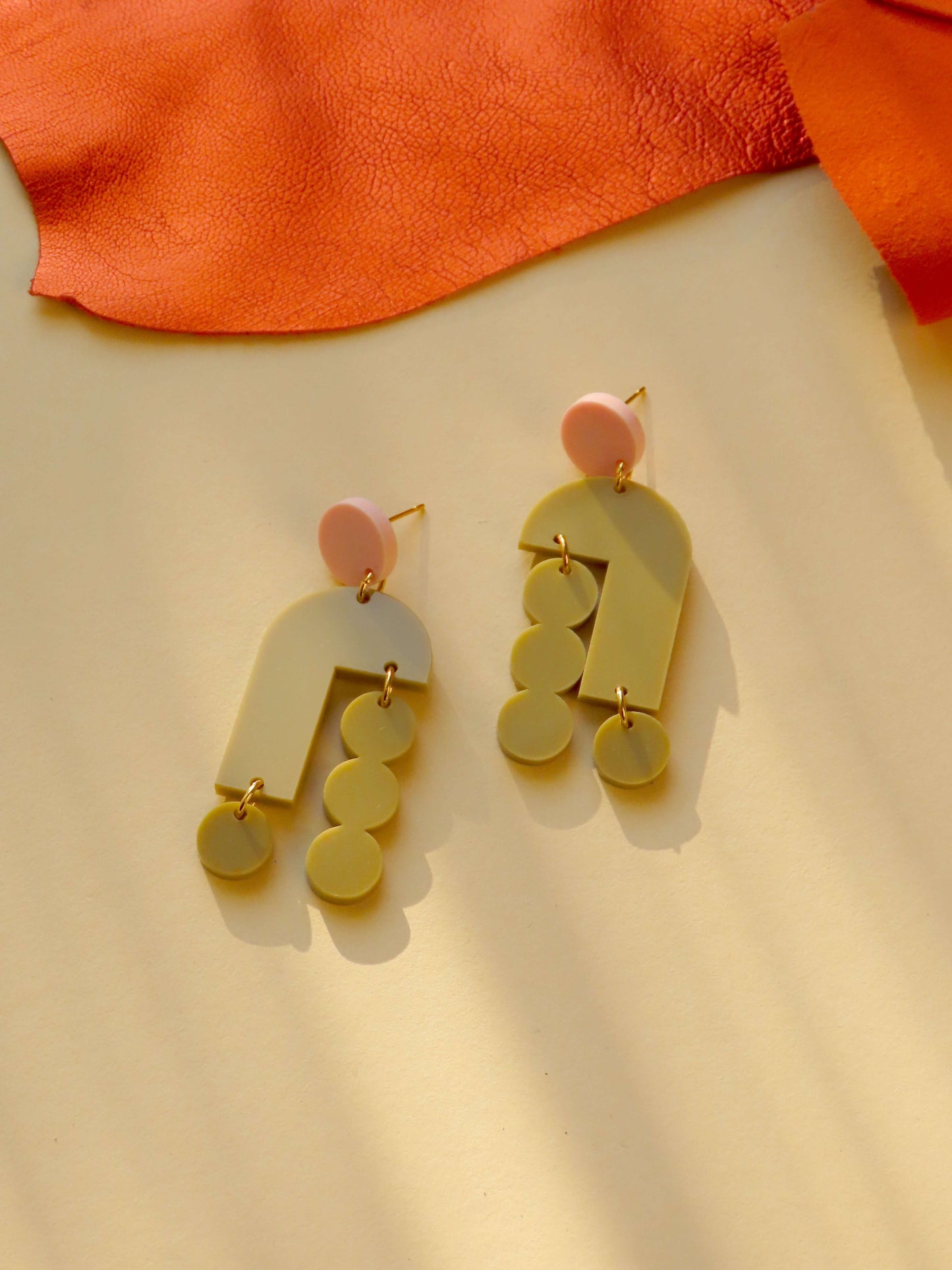 Cinnamon Ohrringe mit Edelstahl Steckern in rosa beige