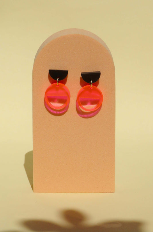 Kontrast Ohrringe in Schwarz & Neon-Pink Transparent – Halbkreis trifft Kreis