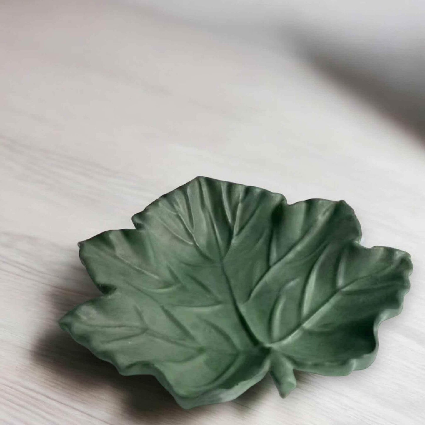 Handgegossenes Hanfblatt – Herbstlicher Charme für dein Zuhause