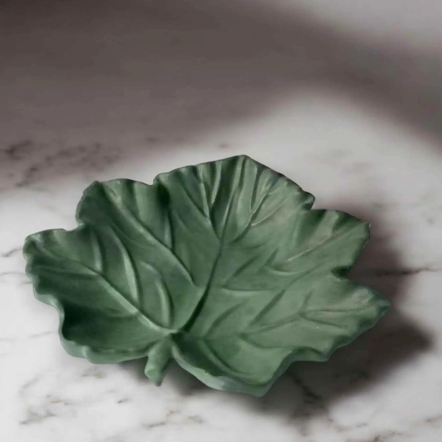 Handgegossenes Hanfblatt – Herbstlicher Charme für dein Zuhause