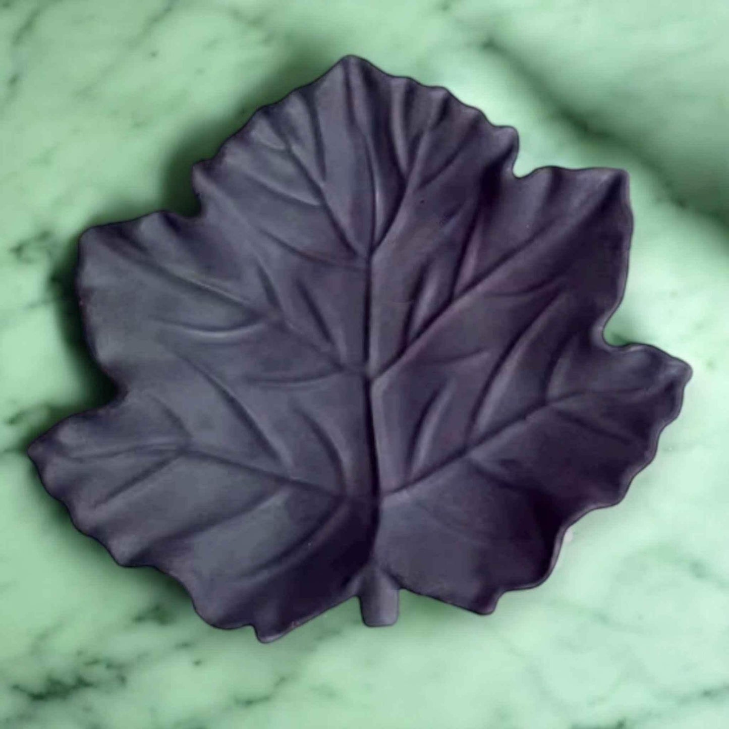 Handgegossenes Hanfblatt – Herbstlicher Charme für dein Zuhause