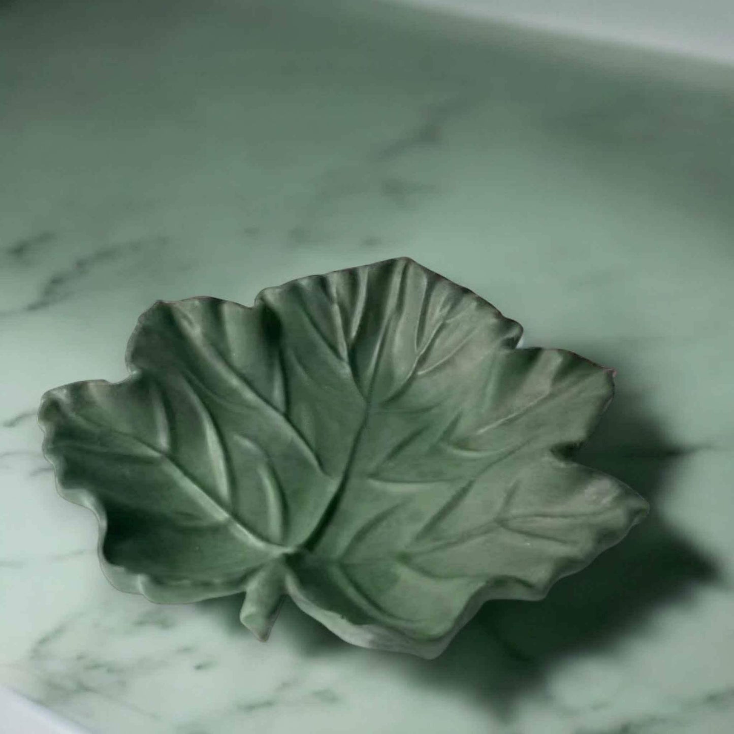 Handgegossenes Hanfblatt – Herbstlicher Charme für dein Zuhause