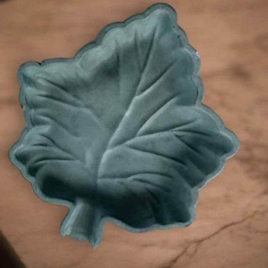 Handgegossenes Hanfblatt – Herbstlicher Charme für dein Zuhause