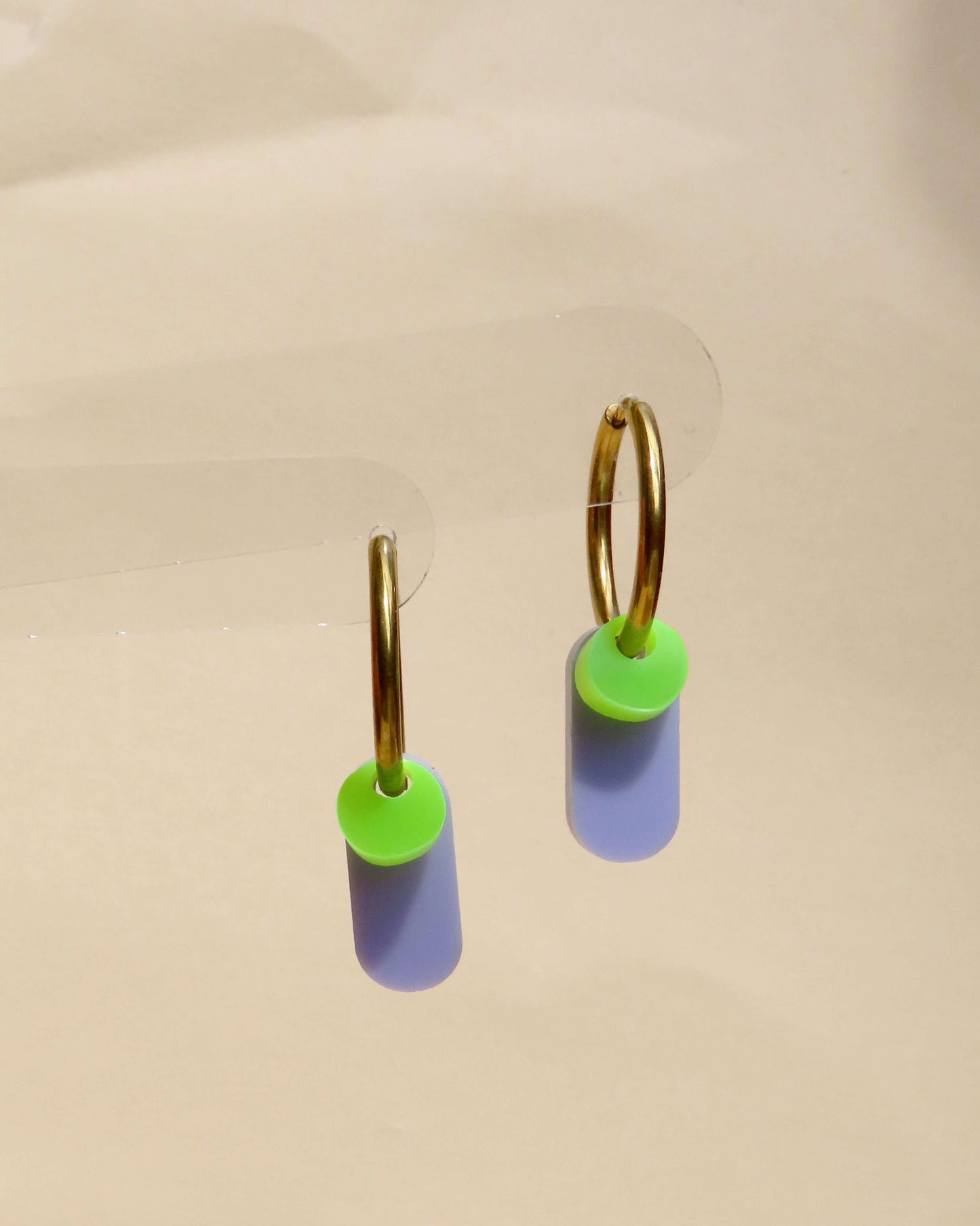 Dopamine Colors Creolen in flieder/neongrün