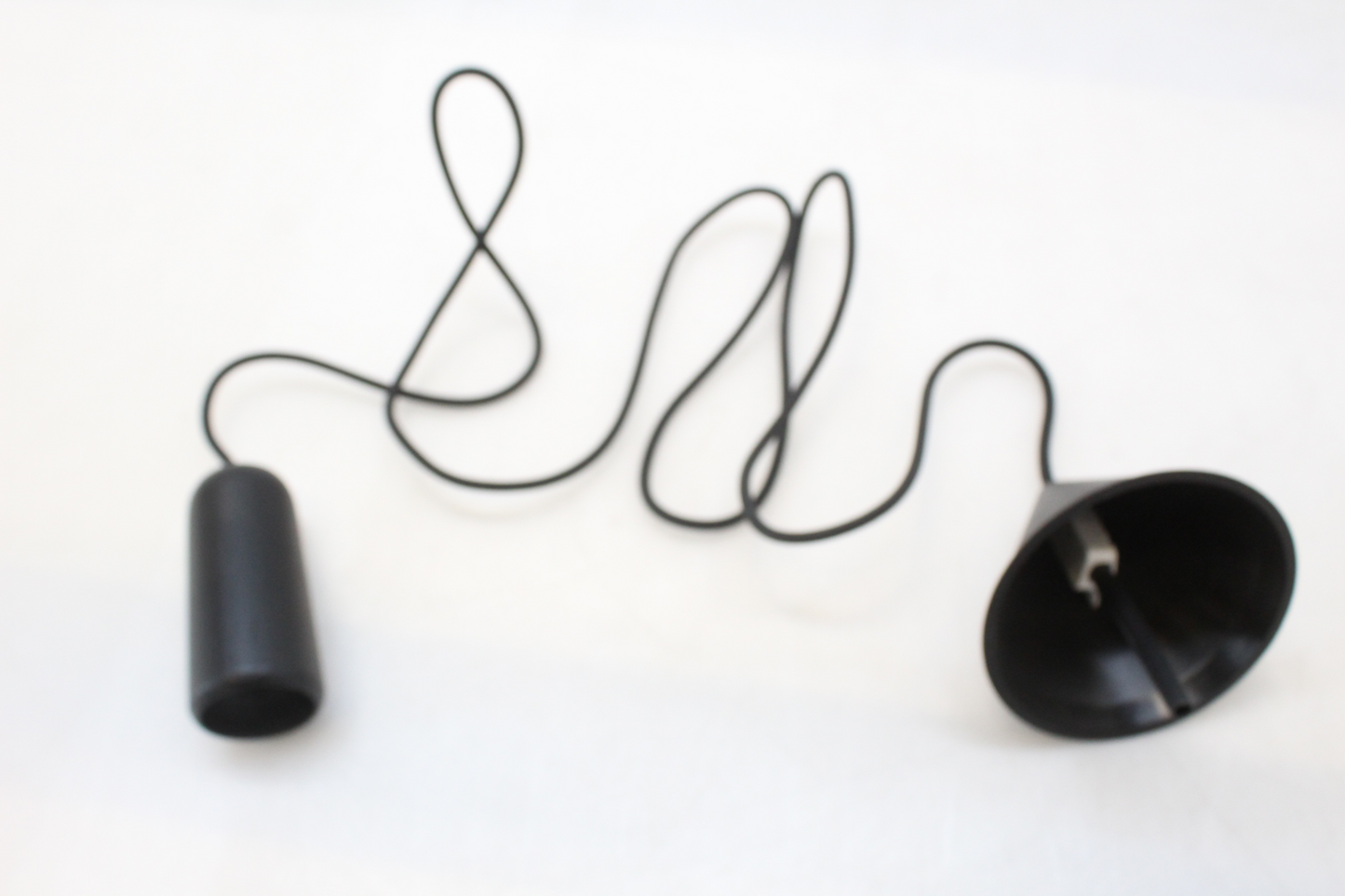 Hartô Luce hengilampi í B-flokki, eik, svört, lítil hönnunarlampi, kastljós