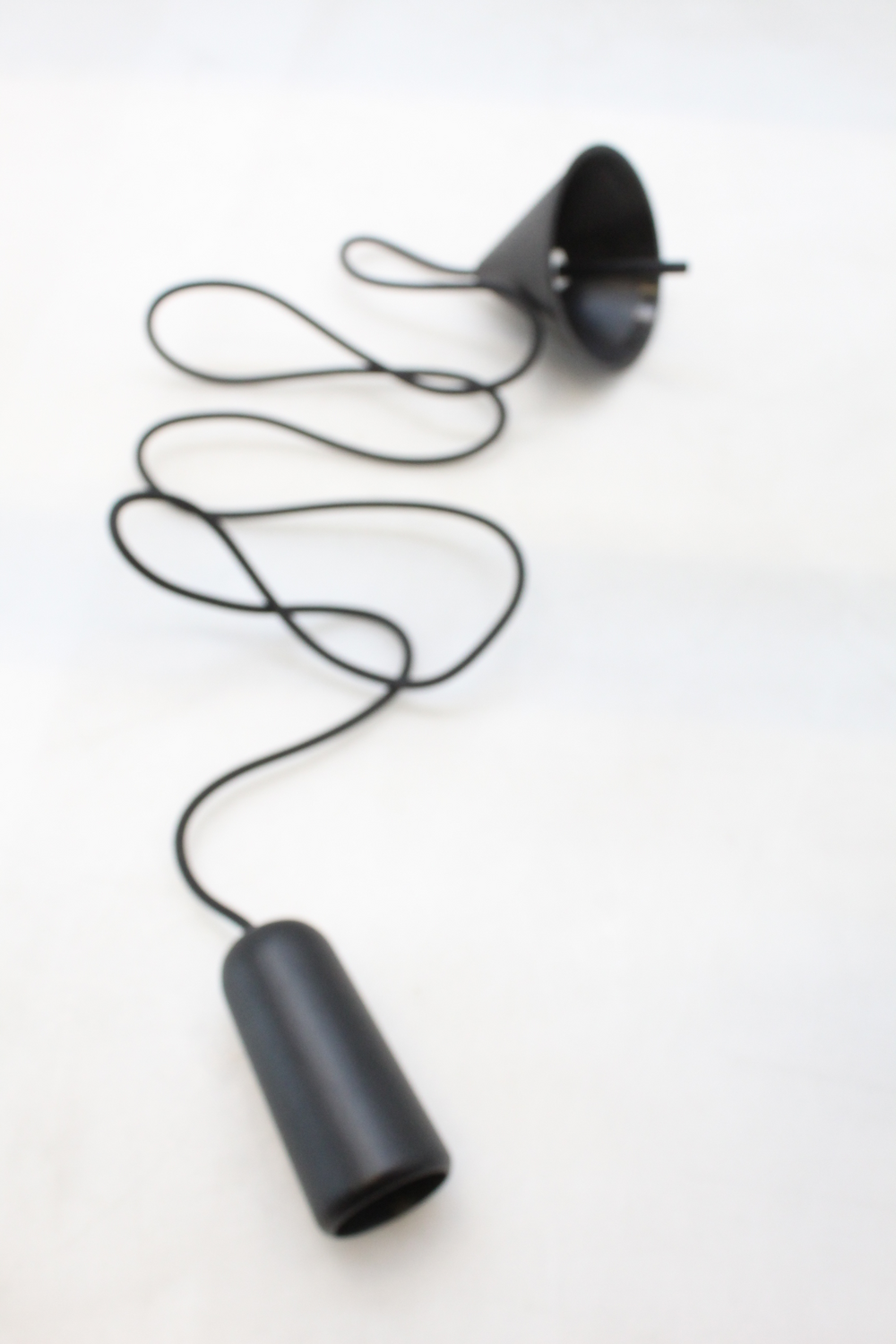 Hartô Luce hengilampi í B-flokki, eik, svört, lítil hönnunarlampi, kastljós