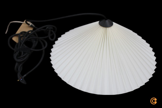 B-flokks Hay hengilampi, hvítur loftlampi með bómullarskjá. Sjá texta/myndir.