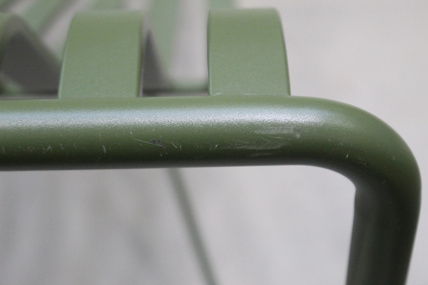 Garðstóll, sólbekkur og sólstóll frá Hay Palissade, B-flokks, ólífugrænn. Sjá texta/myndir.