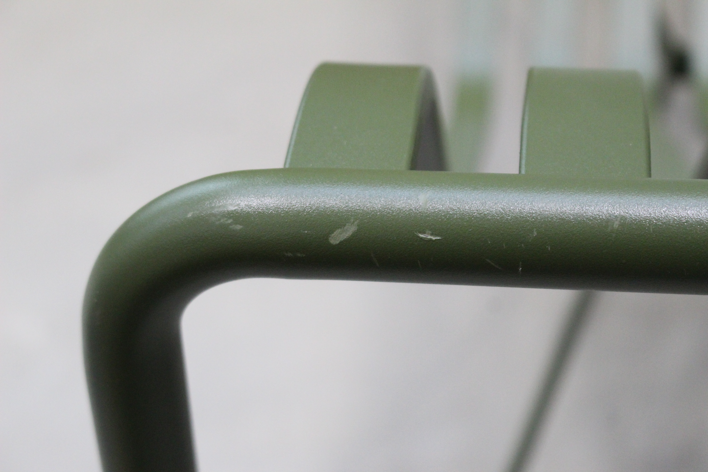 Garðstóll, sólbekkur og sólstóll frá Hay Palissade, B-flokks, ólífugrænn. Sjá texta/myndir.