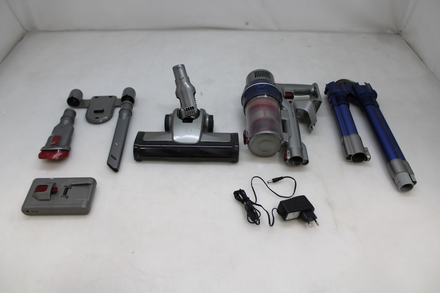 Þráðlaus ryksuga frá Honiture S14, pokalaus, gölluð, á lager. 