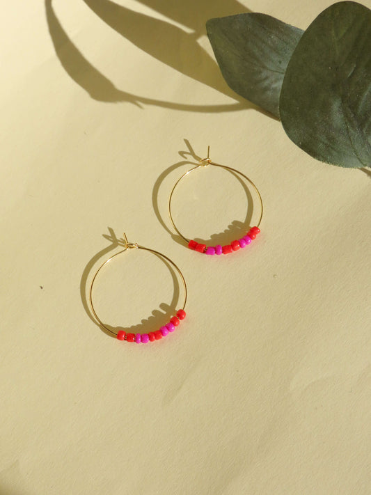 Hoops aus vergoldetem Edelstahl mit Toho Seed Perlen in rot pink