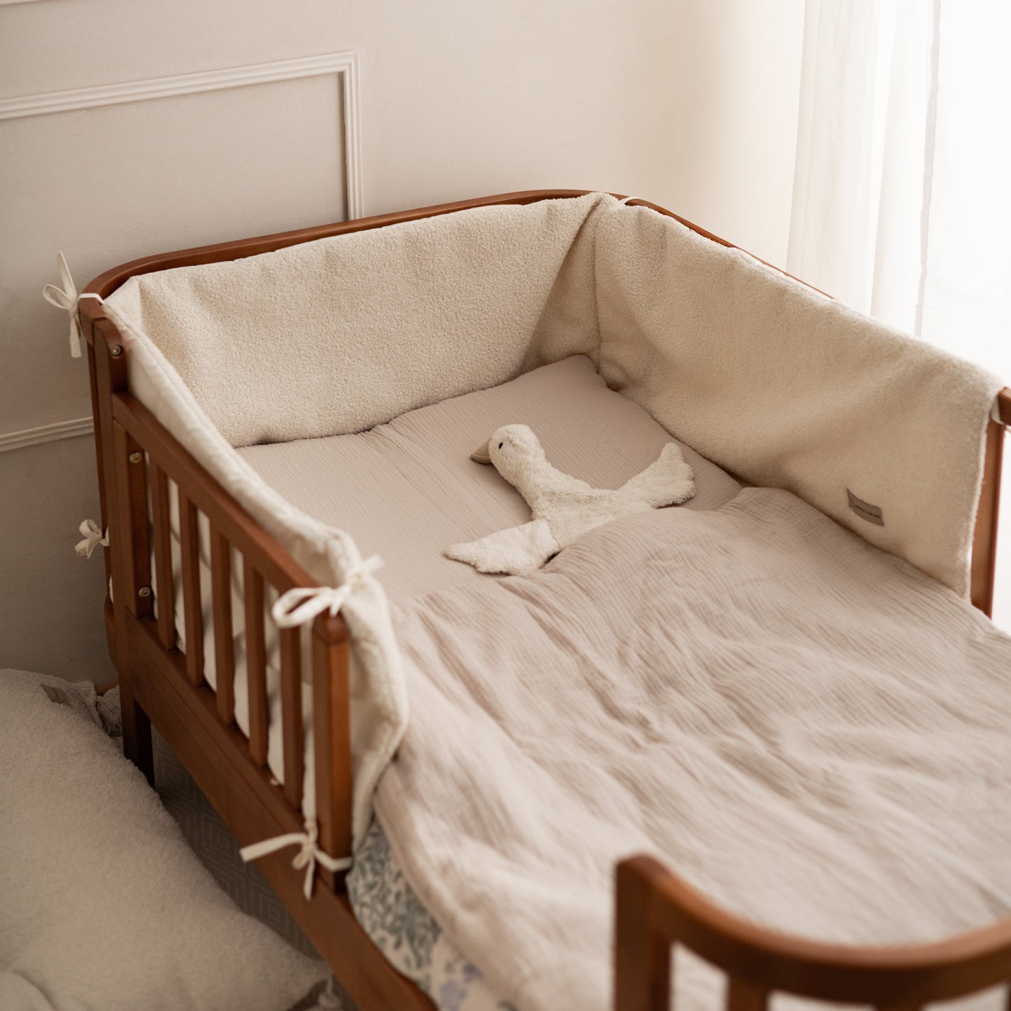 Bettumrandung Teddy Bouclé – Weiche Premium Umrandung für Baby- & Beistellbetten