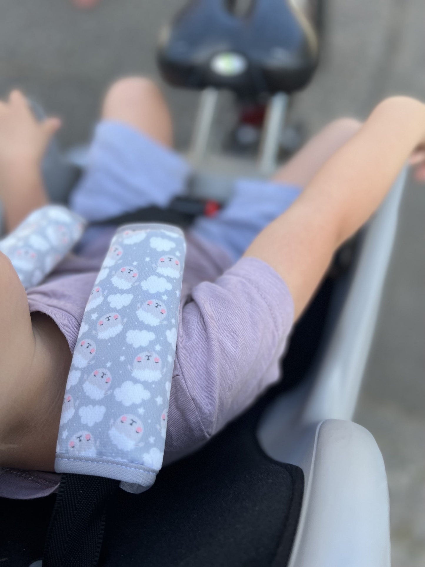 Baby Gurtschutz Schafe mit Wolken