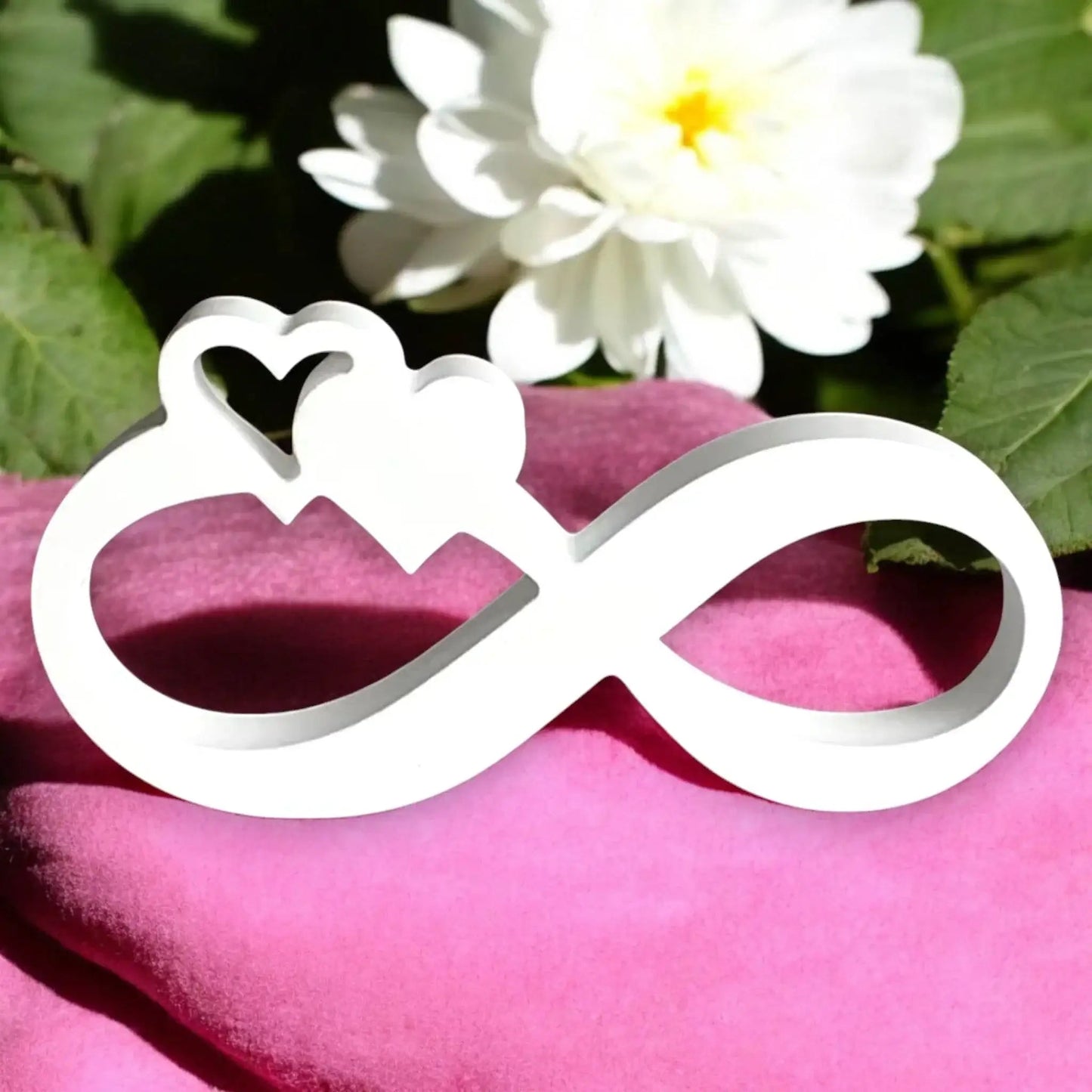 Infinity-Deko mit Herz – Symbol unendlicher Liebe im modernen Design