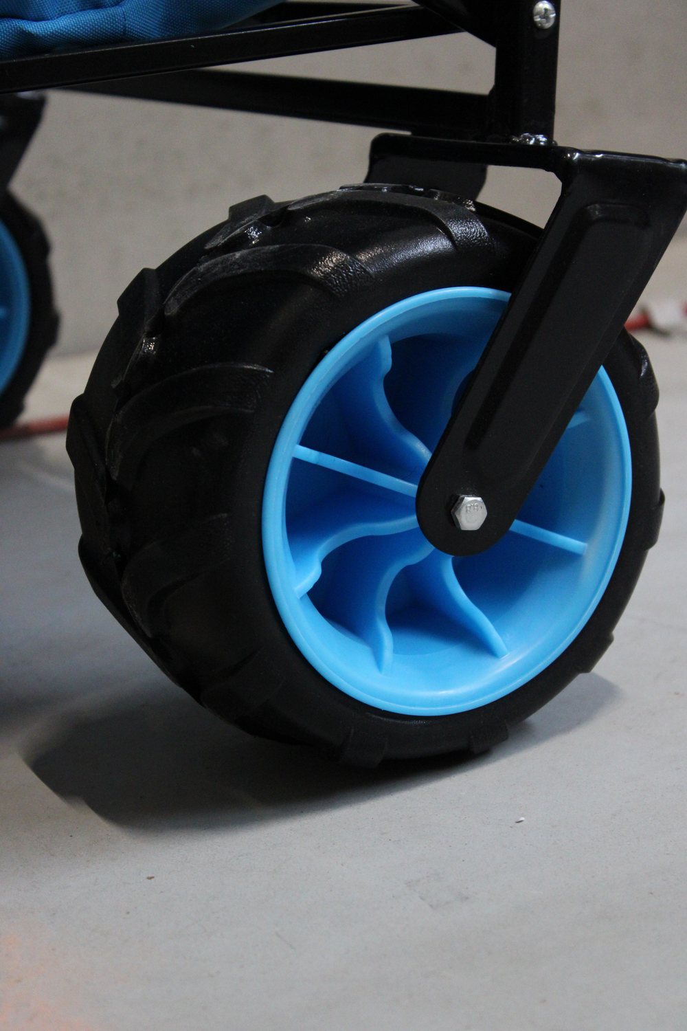 Samanbrjótanlegur Izzy vagn af B-flokki, mál u.þ.b. 100 x 57,5 ​​x 78 cm. Sjá texta/mynd.