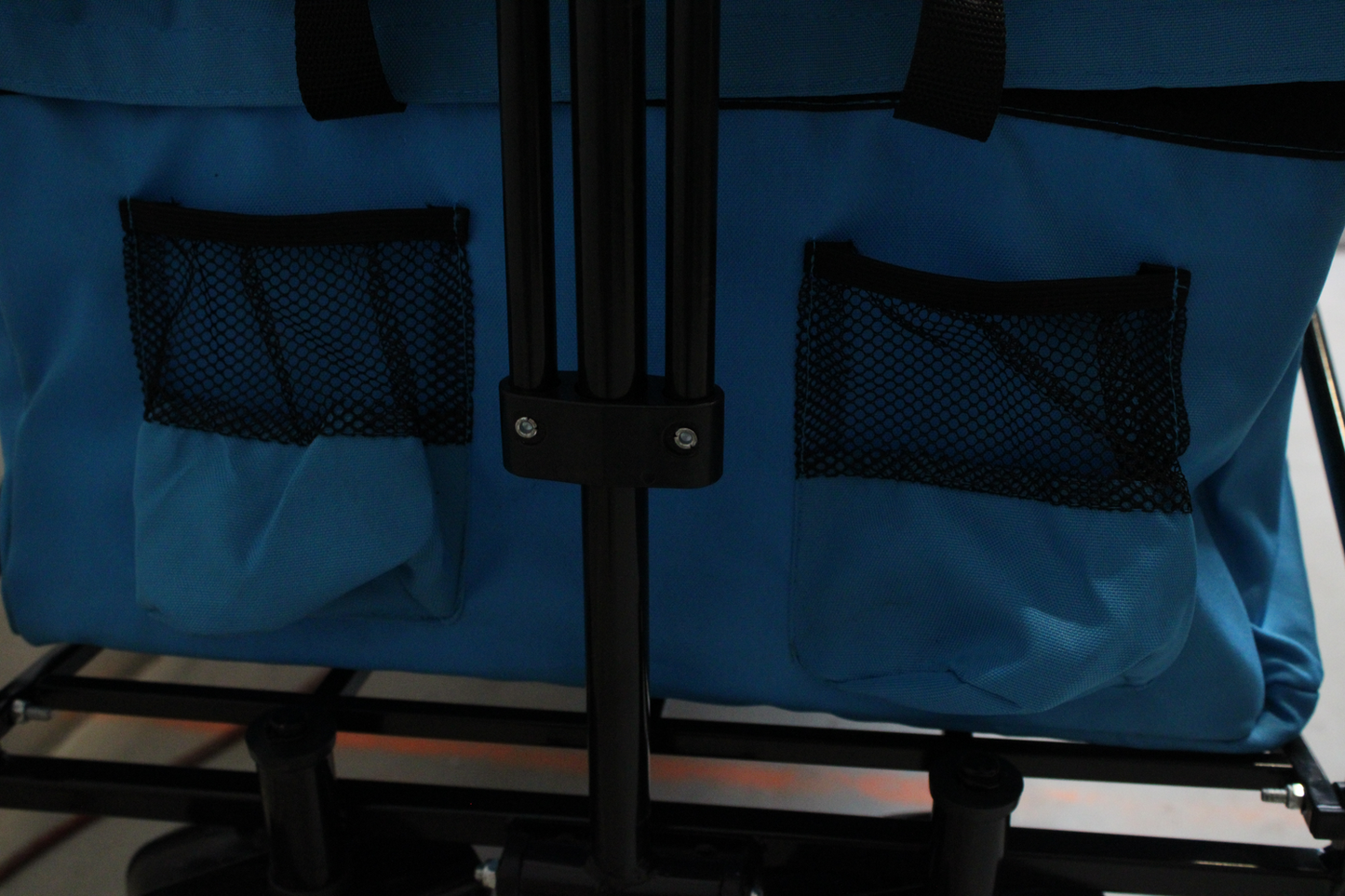 Samanbrjótanlegur Izzy vagn af B-flokki, mál u.þ.b. 100 x 57,5 ​​x 78 cm. Sjá texta/mynd.