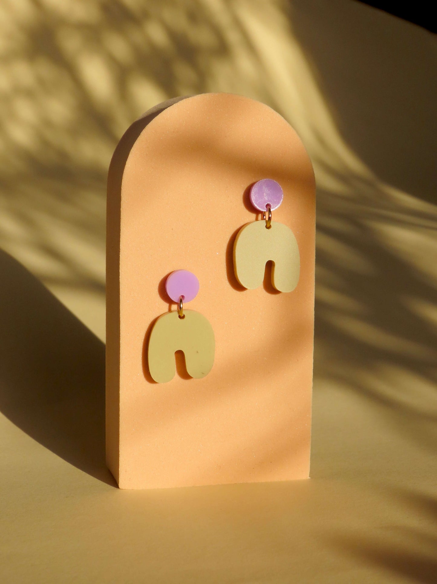 Kleine Squishy Arch Bogen Ohrringe in flieder beige