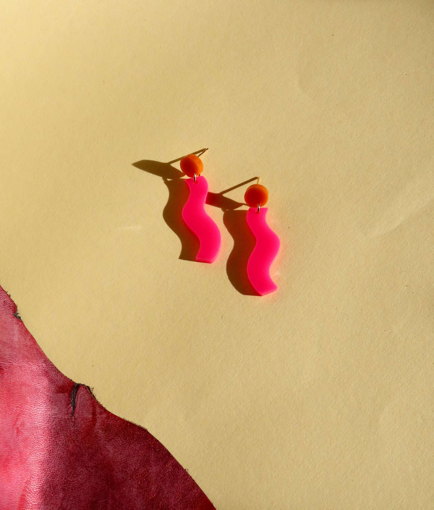 Wormly Ohrringe mit Edelstahl Steckern in orange pink