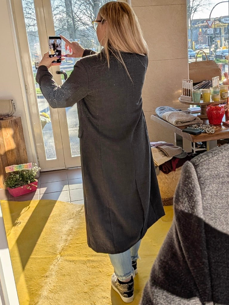 Eleganter doppelreihiger langer Blazer Mantel in Anthrazit für Damen von ATTENTIF