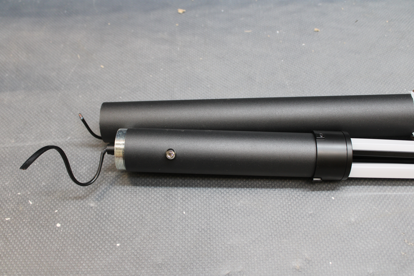 B-flokks Just Light LED gólflampi Maja, þriggja ljósa lampi, gallaður.