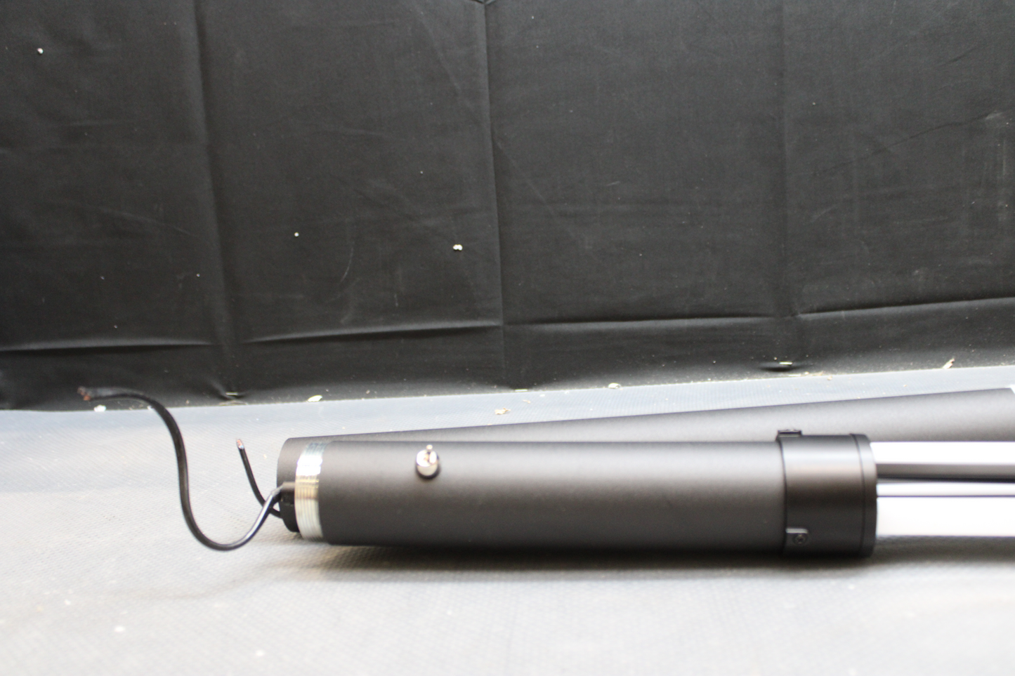 B-flokks Just Light LED gólflampi Maja, þriggja ljósa lampi, gallaður.