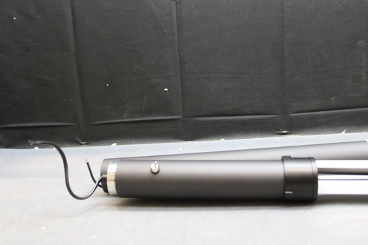 B-flokks Just Light LED gólflampi Maja, þriggja ljósa lampi, gallaður.