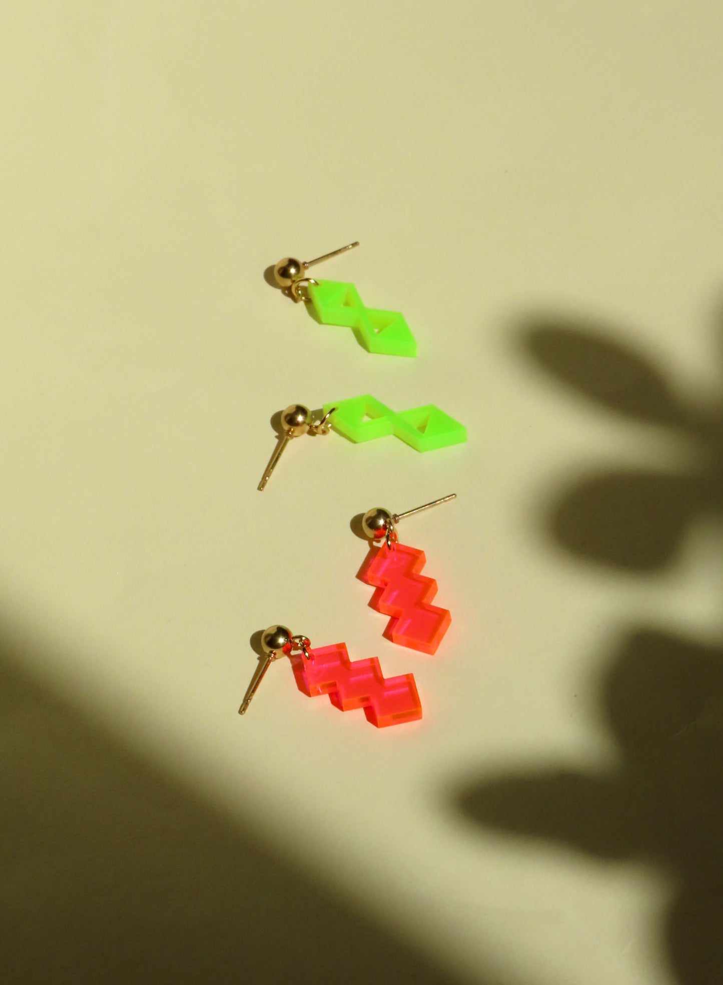 Geometrische Neon Acryl Ohrstecker – Einzigartige Doppelraute in Gelb-Grün