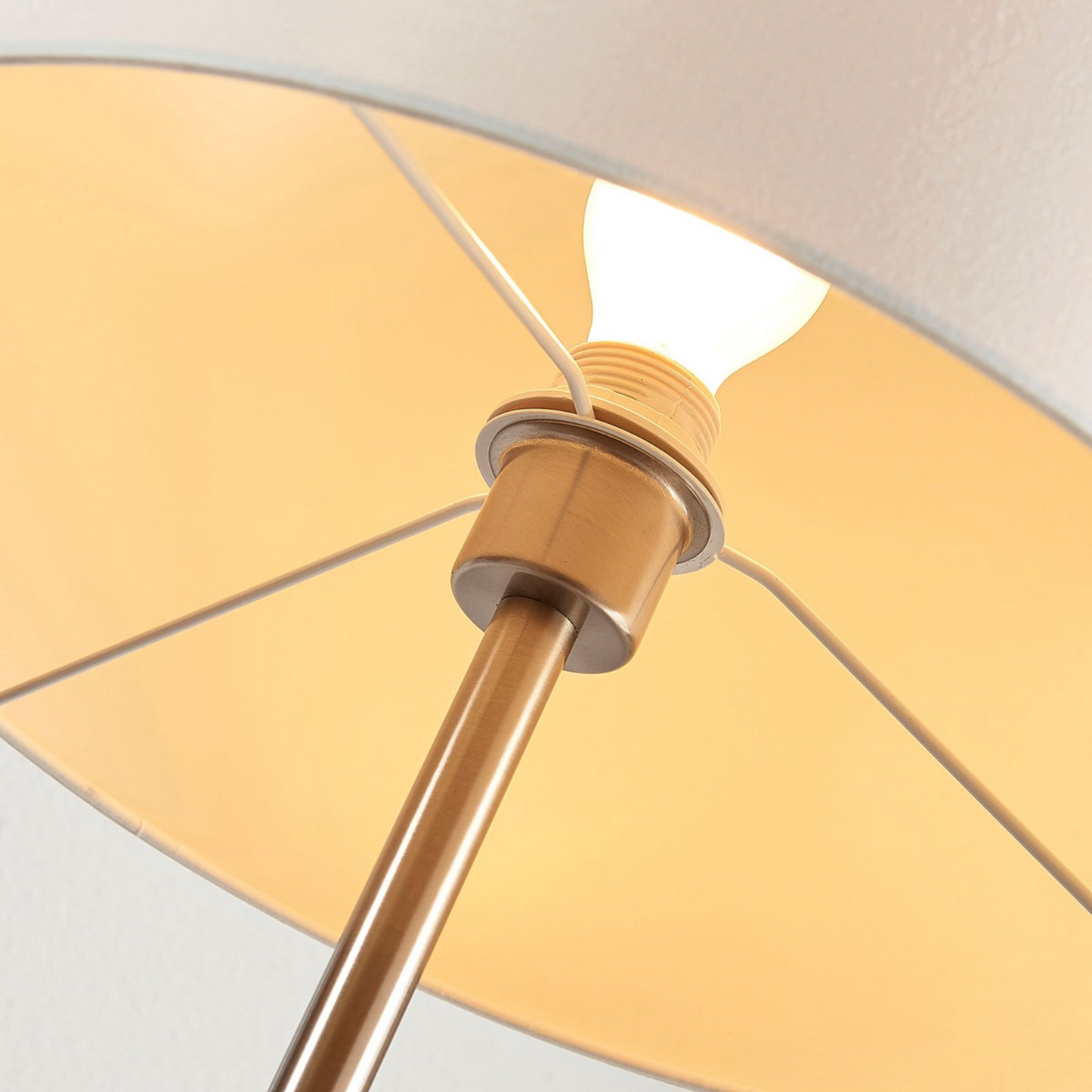 B-Ware Lindby Stehleuchte Stehlampe Parsa Weiß Textil Höhe 167cm E27 Lampenschirm