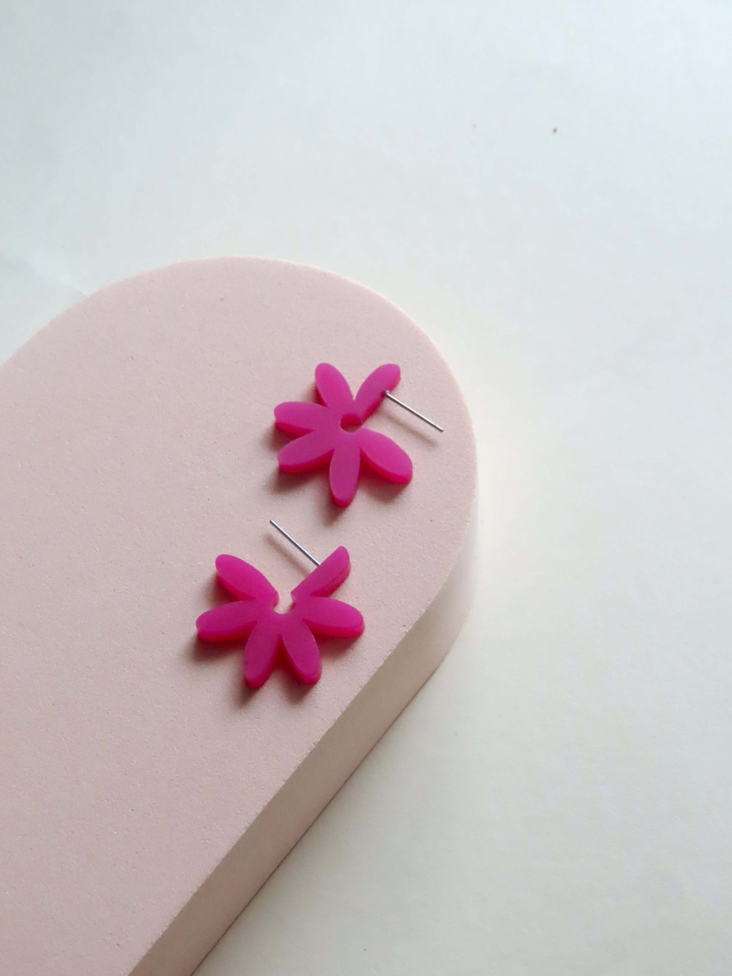 Creolen Flower aus Acryl und Edelstahl in brombeer