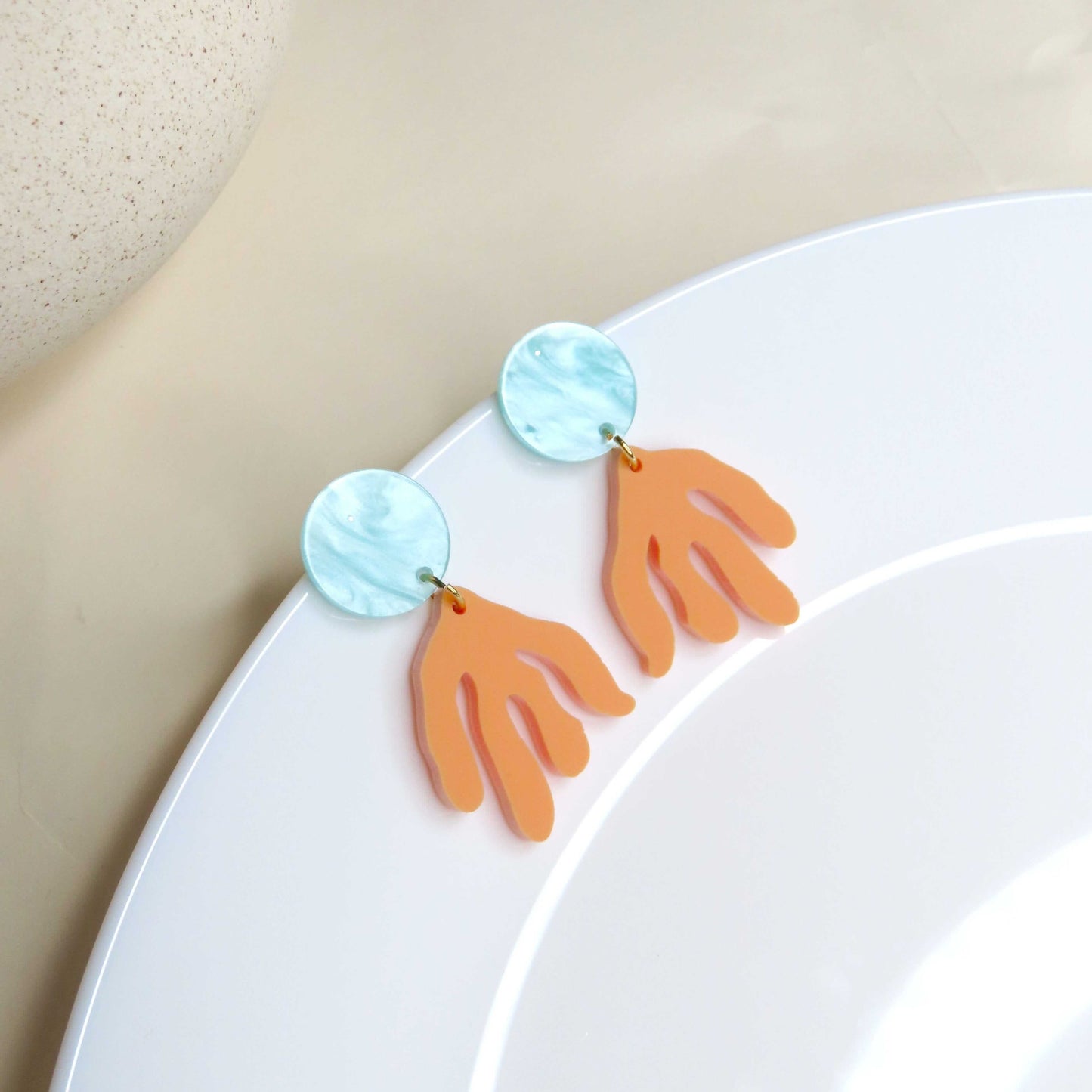 Matisse Zweig Ohrringe aus Acryl in peach