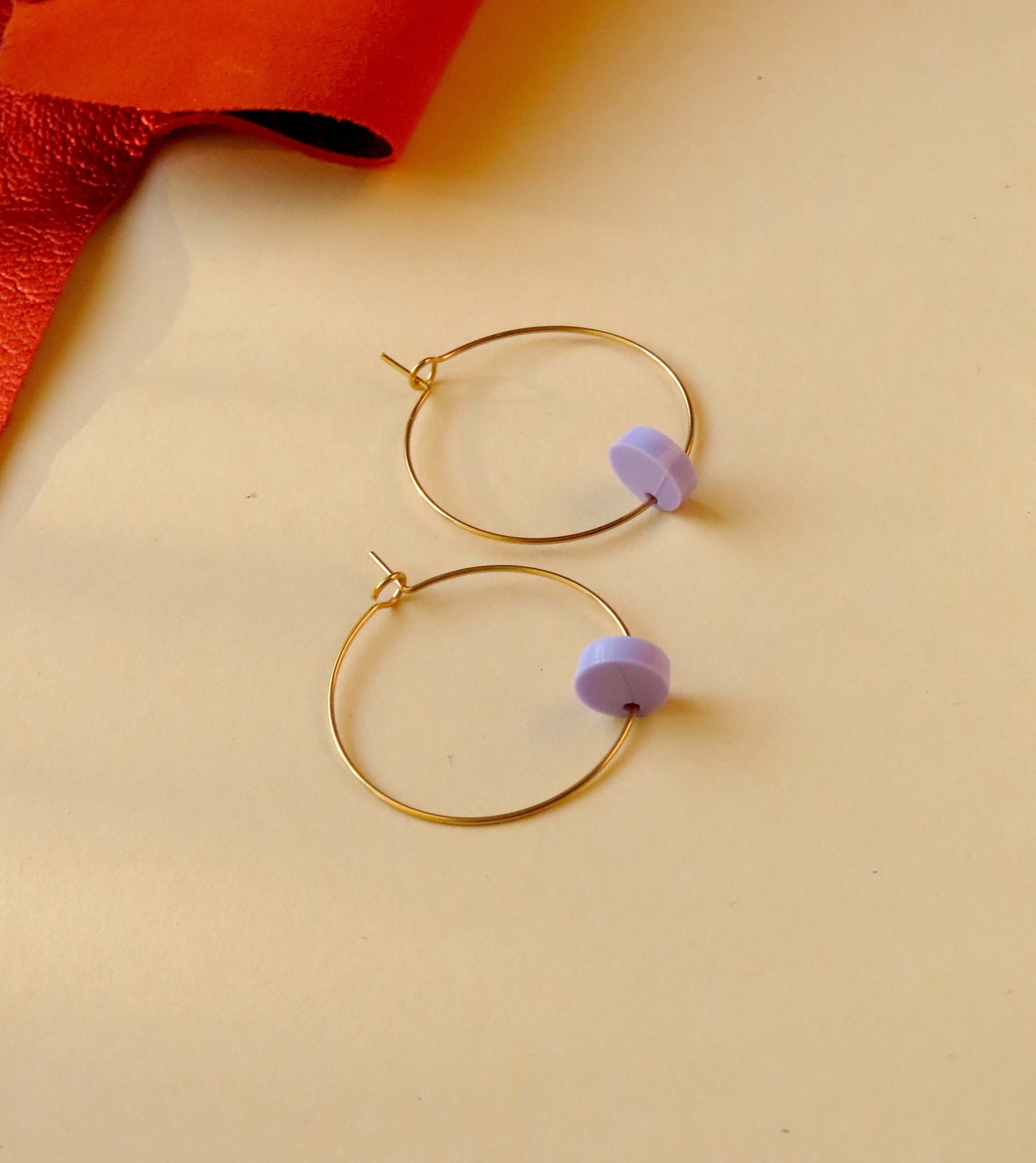 Flieder Dots Hoops aus Edelstahl