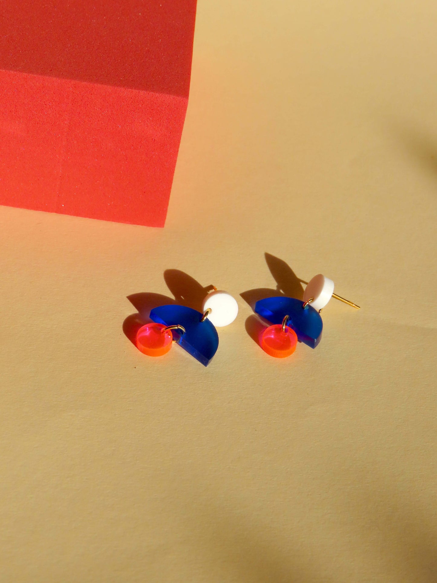 French Ohrringe mit Edelstahl Steckern in weiss blau neonpink