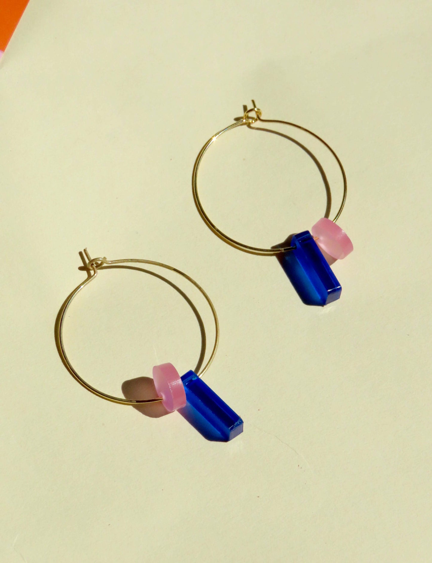 Dots mit Stick Hoops aus vergoldetem Edelstahl in königsblau & eisrosa