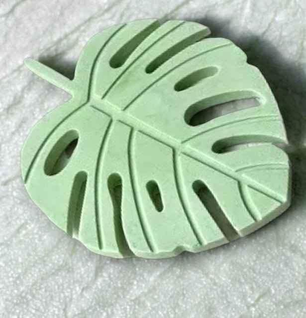 Handgefertigtes Monstera-Blatt – Tropische Dekoration von SteinKunstWerk