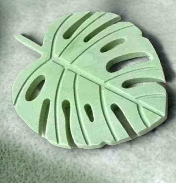 Handgefertigtes Monstera-Blatt – Tropische Dekoration von SteinKunstWerk