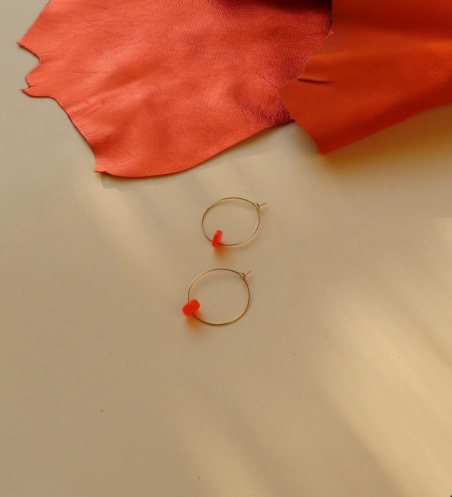 Neon Orange Dots Hoops aus Edelstahl