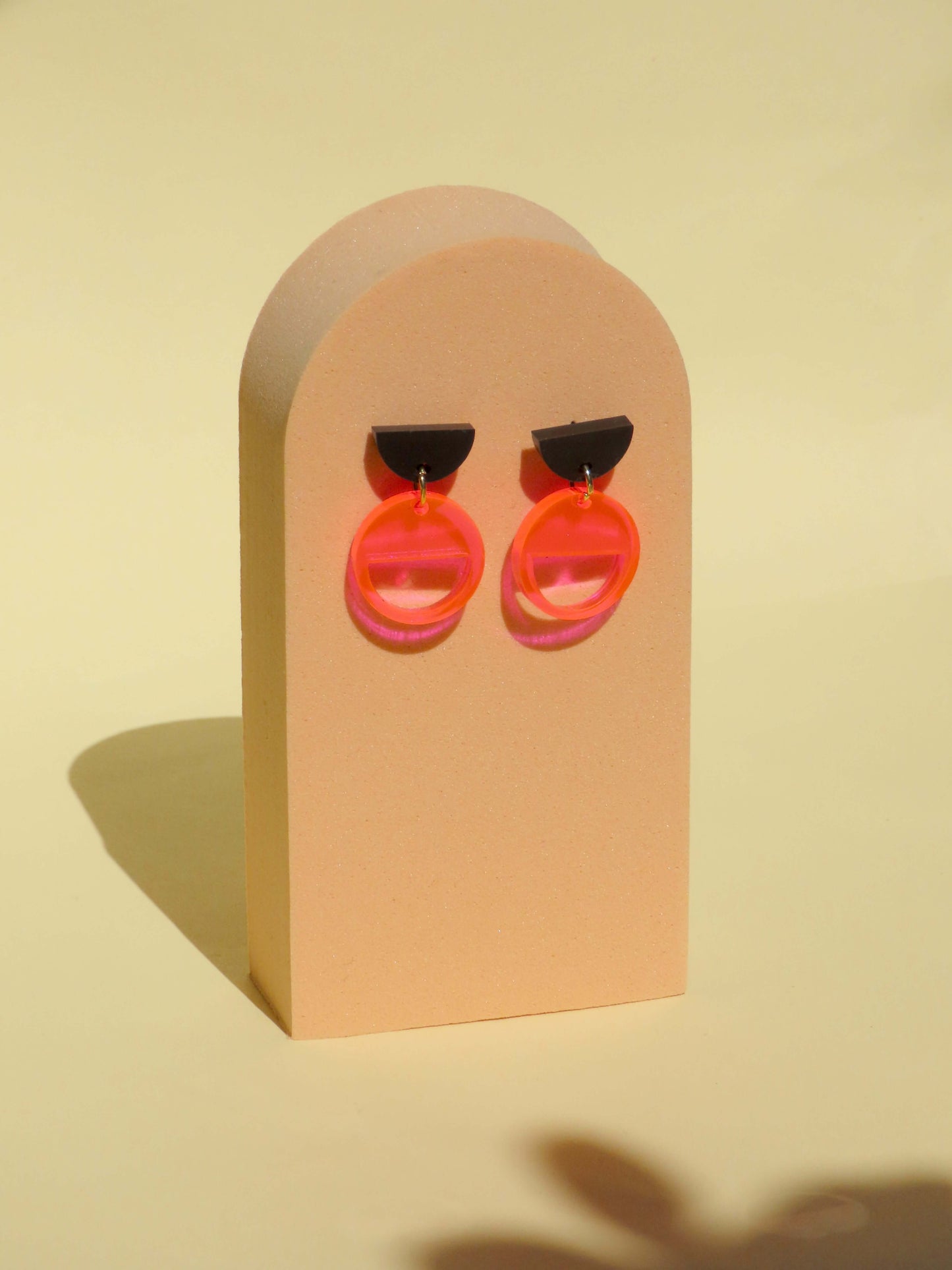 Kontrast Ohrringe in Schwarz & Neon-Pink Transparent – Halbkreis trifft Kreis