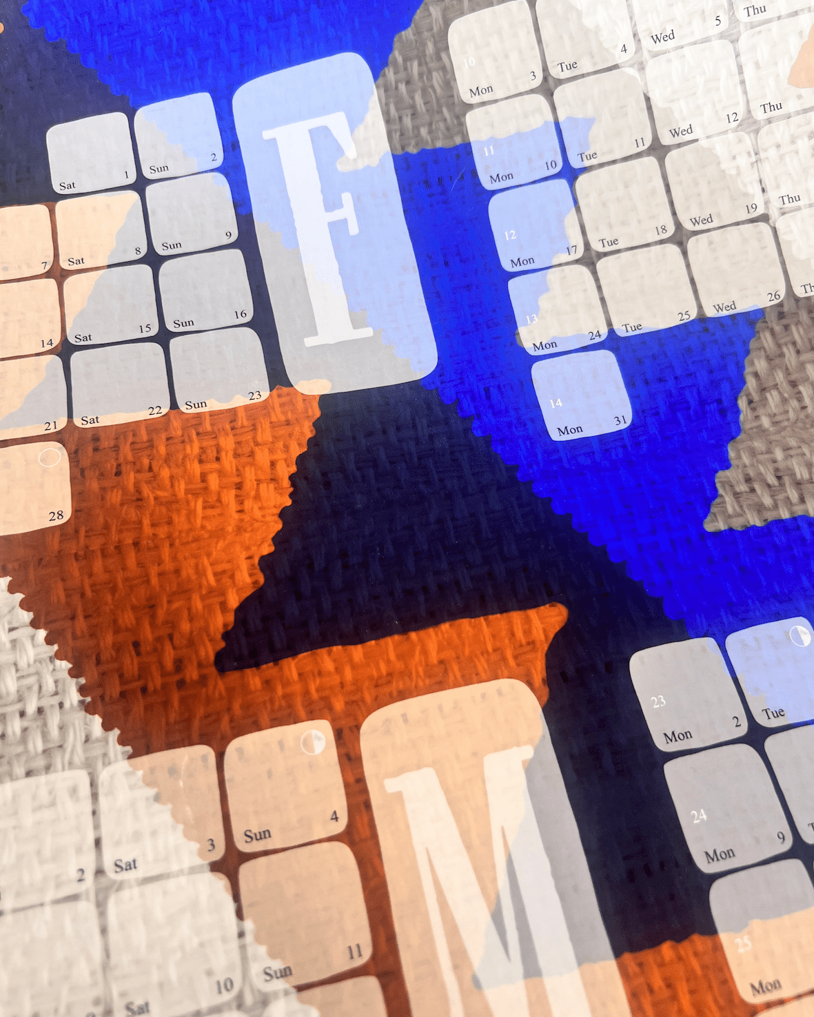 Brúnt veggdagatal með demöntum frá Kelim