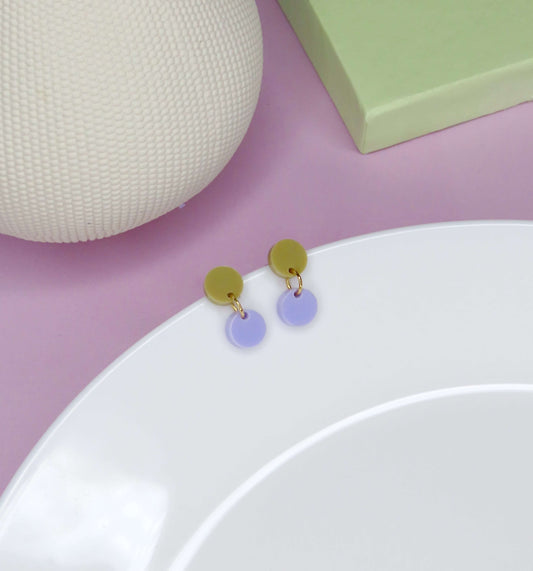 Dotty Acryl Ohrringe in sand flieder