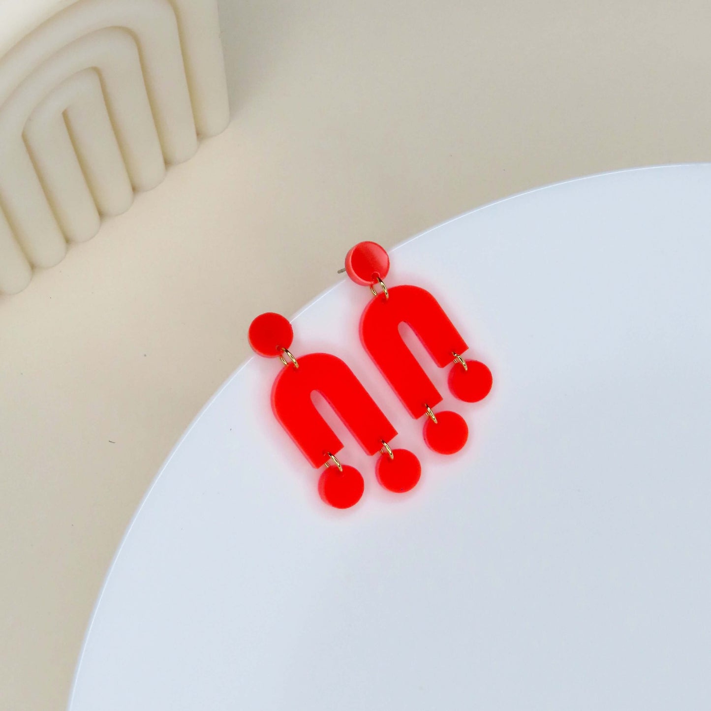 Mismatch Ohrringe aus Acryl in knallrot