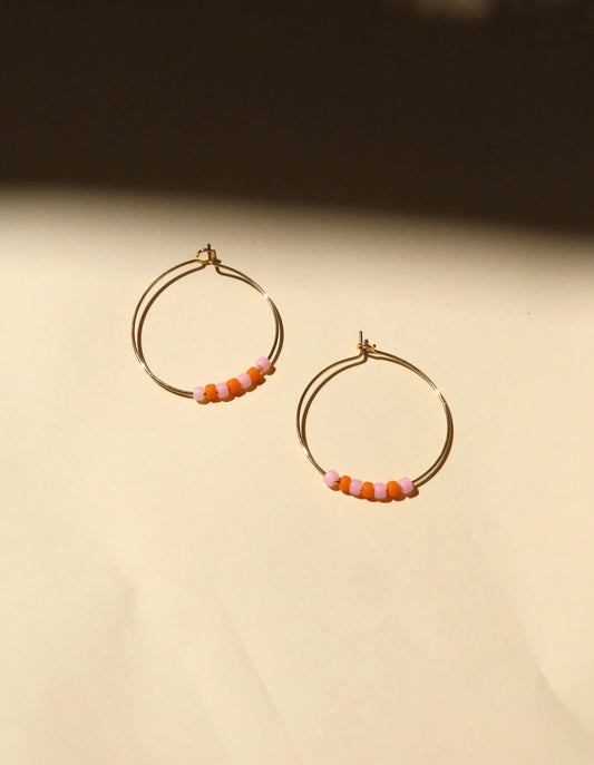 Hoops aus Edelstahl mit Toho Seed Perlen in rosa und orange