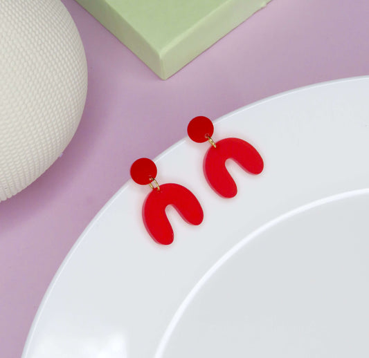 Kleine Arch Bogen Ohrringe in rot