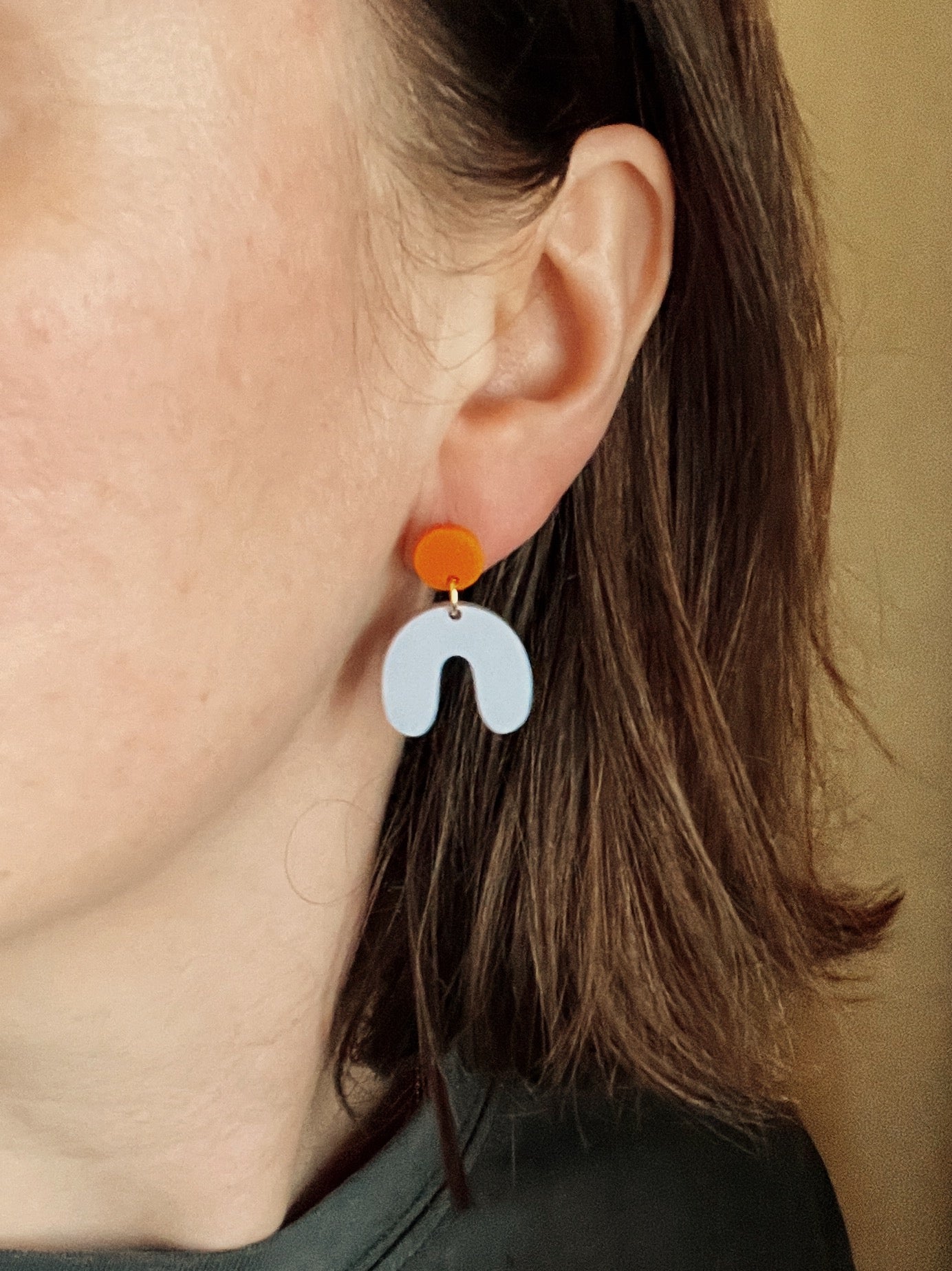 Kleine Orangegelbe Flieder Arch Bogen Ohrringe