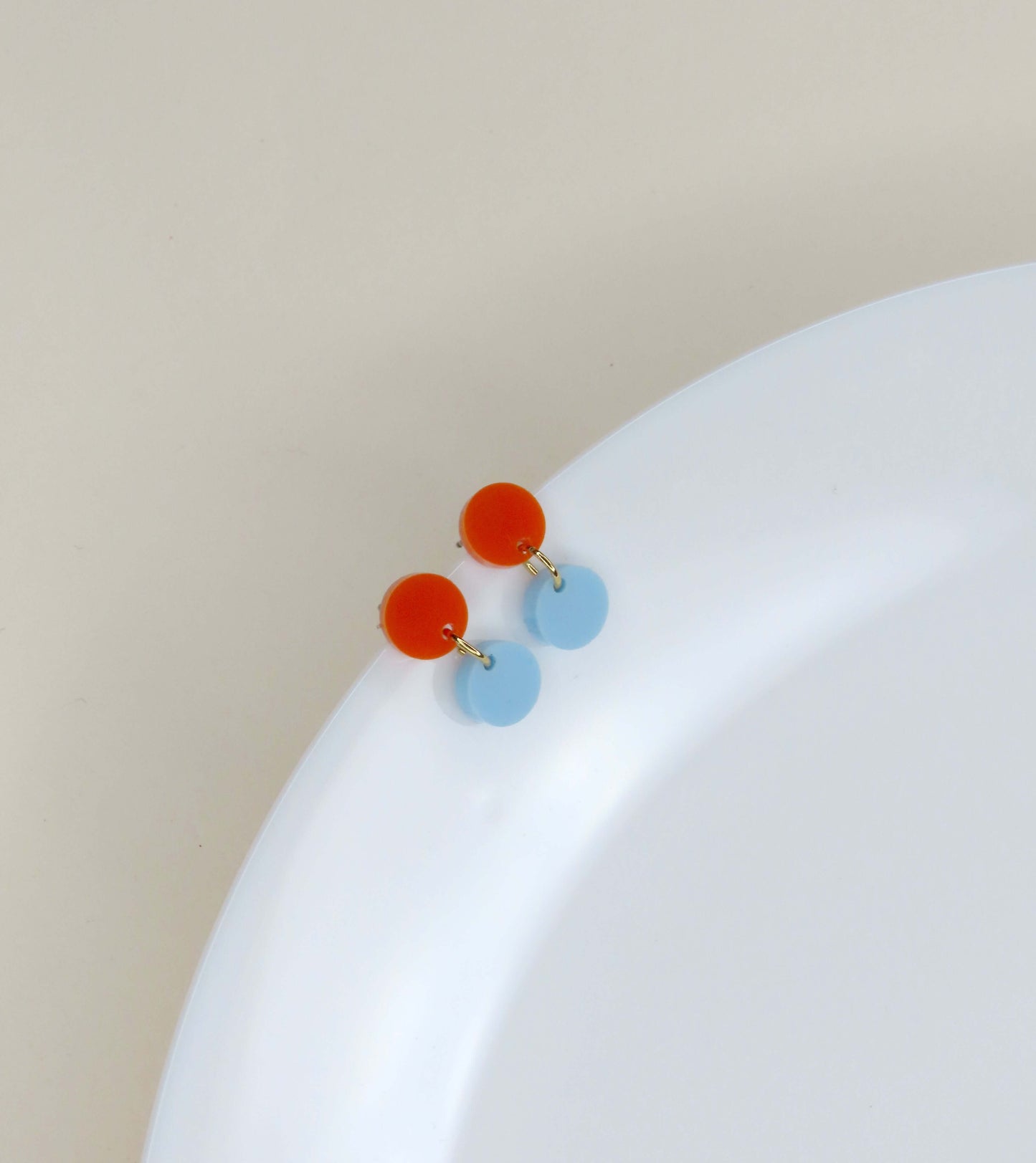 Dotty Acryl Ohrringe in orange hellblau