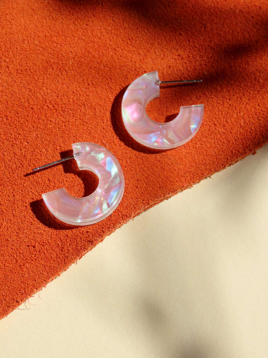 Creolen Simmi aus Acryl und Edelstahl in perlweiß