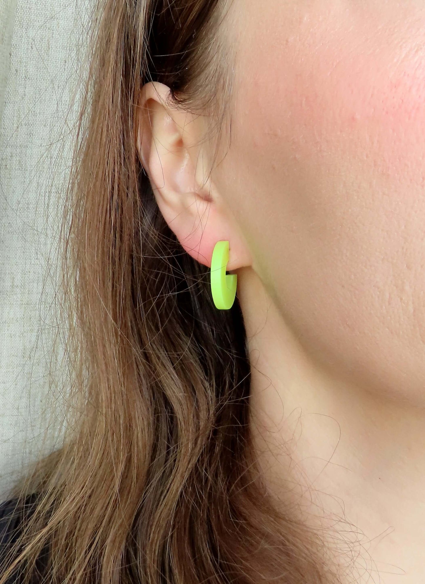 Creolen Simmi aus Acryl und Edelstahl in avocado